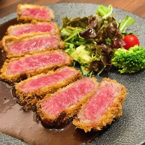 【旨みたっぷり！】黒毛和牛を使用した「ビフカツ」！5日間かけて作った特製デミソースを添えて